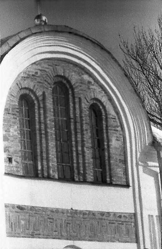 Центральна закомара західного фасаду