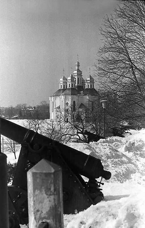 1987 р. Гармати на валу на тлі церкви…
