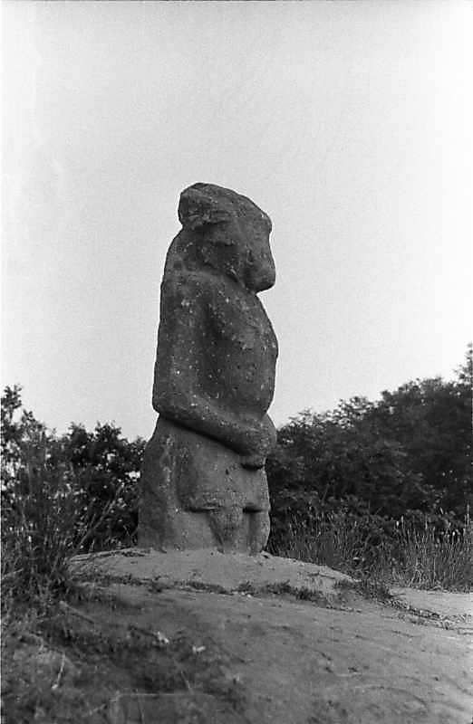 1987 р. Давня кам’яна скульптура на…