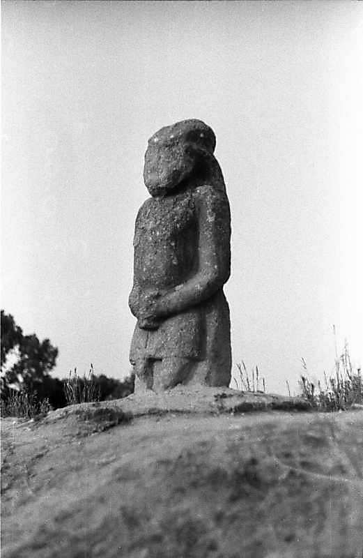 1987 р. Давня кам’яна скульптура на…