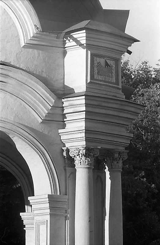 Південно-західний стовп. Верхня частина