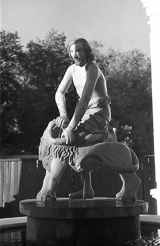 1987 р. Самсон і лев. Вигляд у 3/4