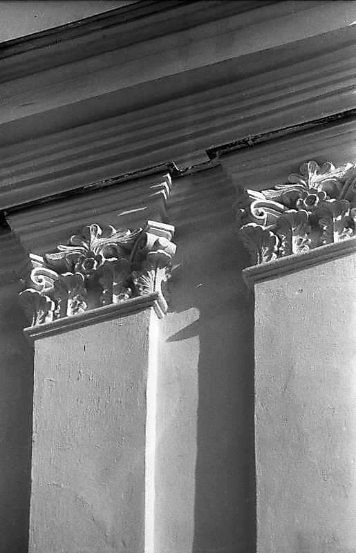 Капітелі пілястр