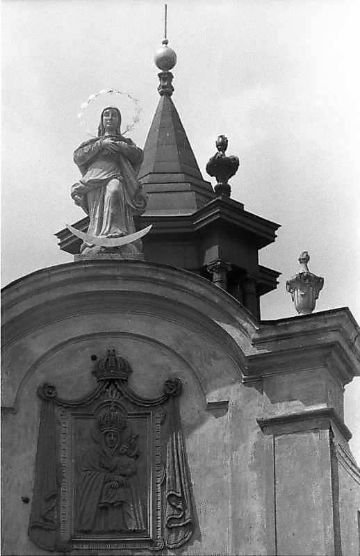 1987 р. Фрагмент фронтону і сигнатура