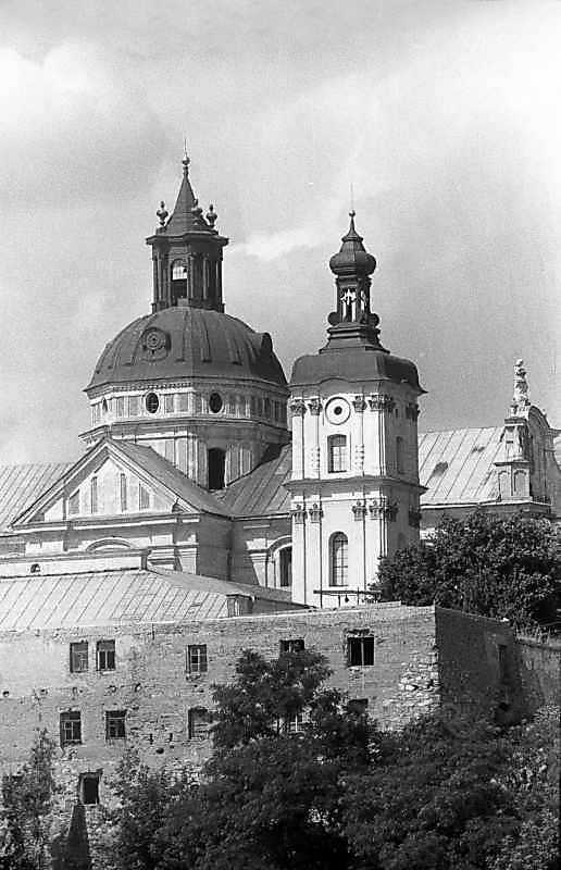 Костел, південна дзвіниця і флігель