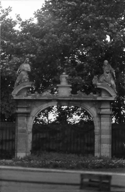 1987 р. Північна брама центрального…