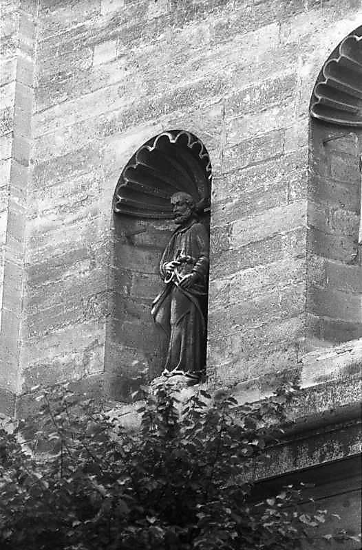 2-й ярус головного фасаду. Апостол Петро