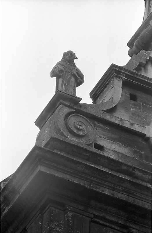 Ліва постать на східному фронтоні