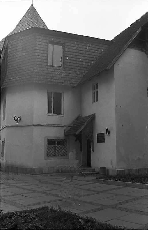 Правий корпус при брамі