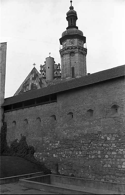 1987 р. Фрагмент муру на тлі костелу.…