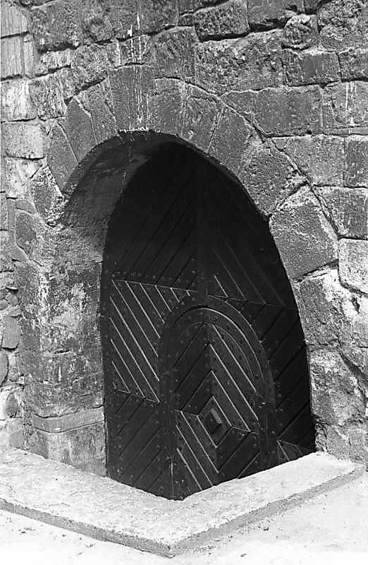 Двері у південній стіні