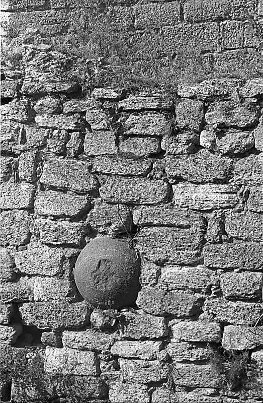 1987 р. Ядро, вмуроване у стіну між…