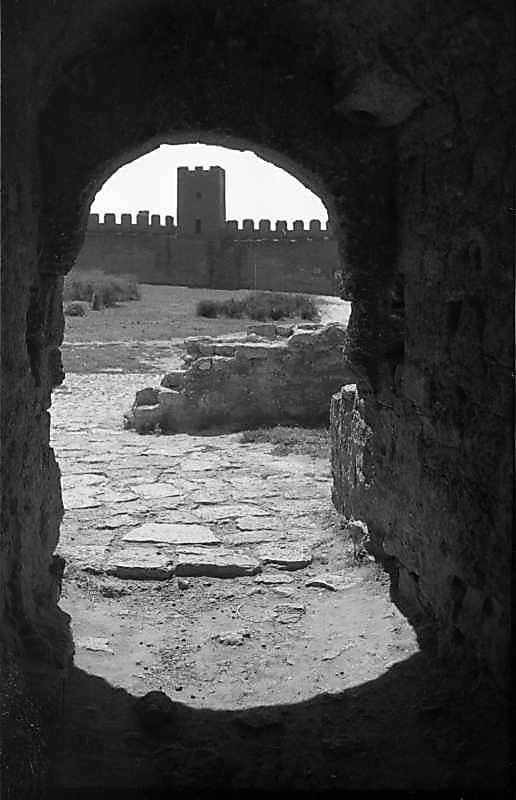 1987 р. Вид на башту 22 крізь браму…