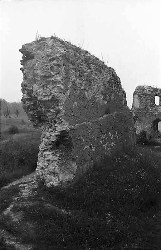 1988 р. Фрагменти чільного муру.…