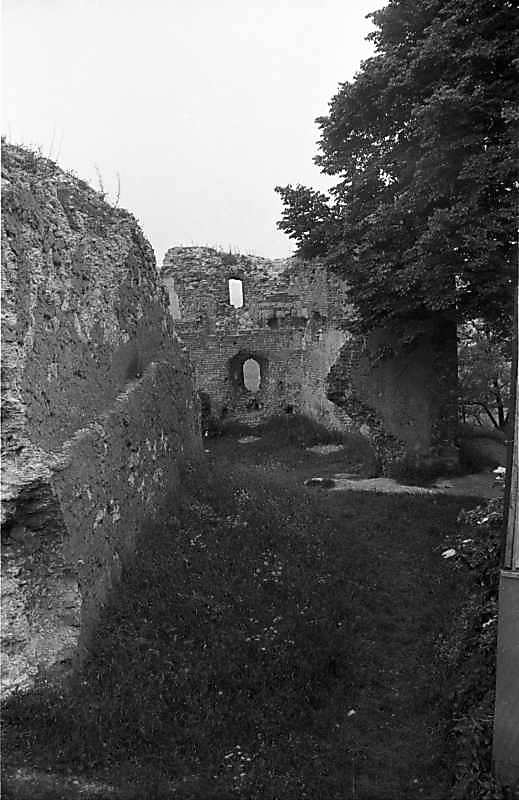 1988 р. Фрагменти чільного муру і…