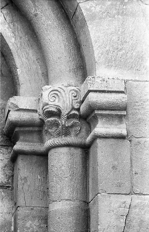 Капітелі праворуч від проходу