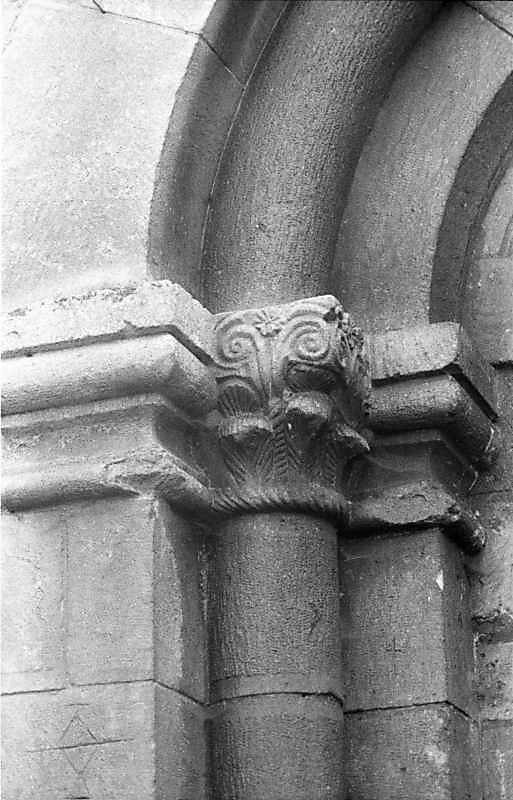 Капітелі ліворуч від проходу