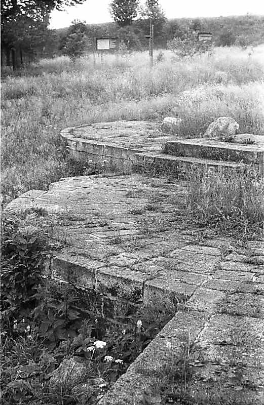 1988 р. Підмурки апсид. Вигляд з…