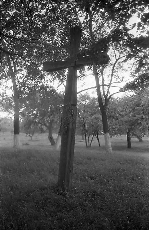1988 р. Хрест біля церкви
