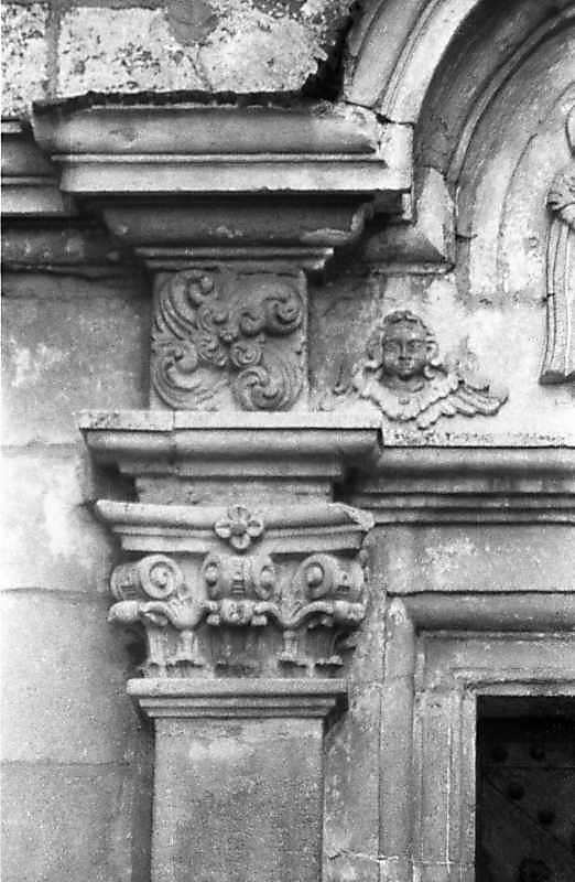 Капітель ліворуч від проходу