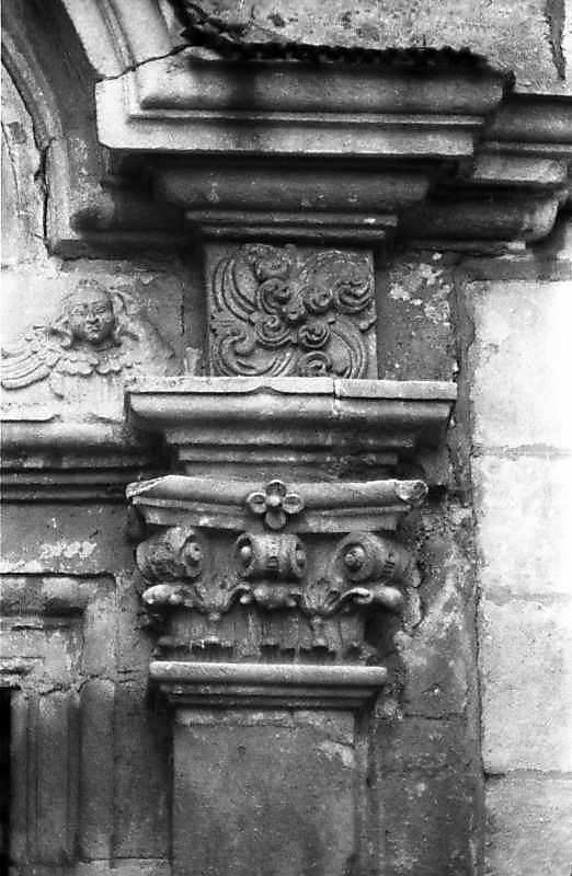 Капітель праворуч від проходу