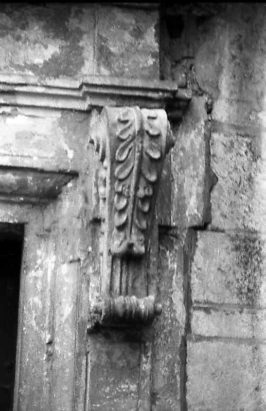 Консоль праворуч від проходу