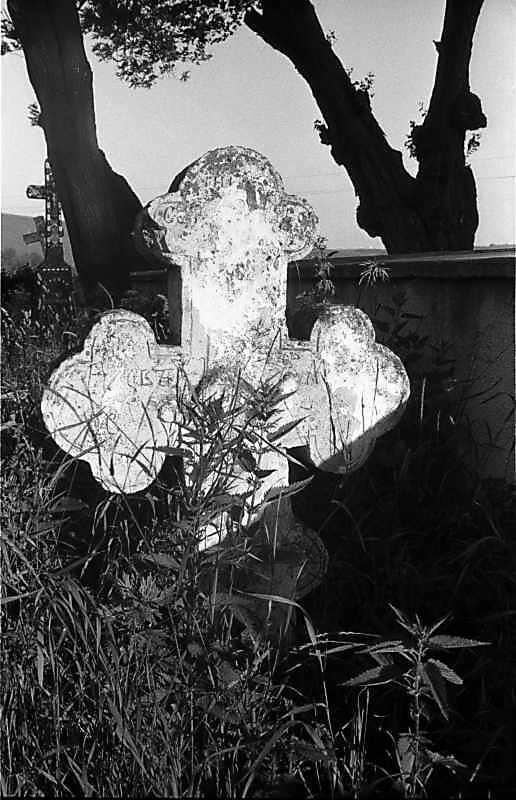 1988 р. Хрест на цвинтарі біля церкви