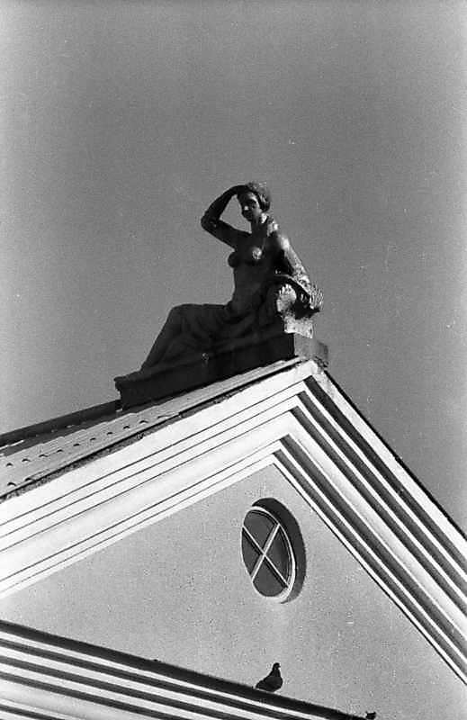 Скульптура на бічному фронтоні