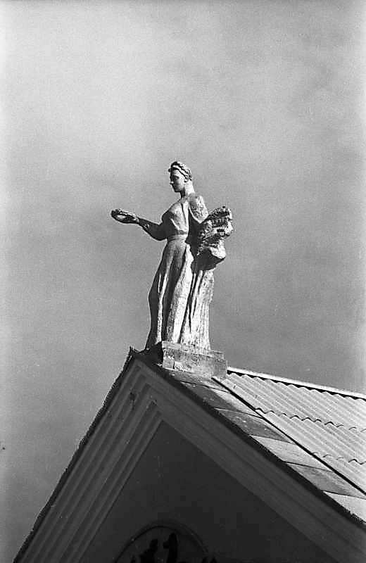 Скульптура на головному фронтоні