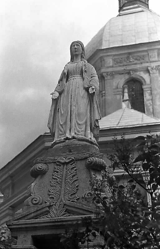 Постать богородиці, що вінчає каплицю