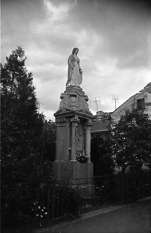 1988 р. Каплиця з постаттю богородиці.…