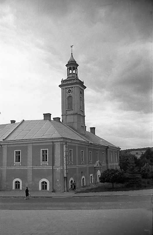 1988 р. Чільний фасад у ракурсі.…