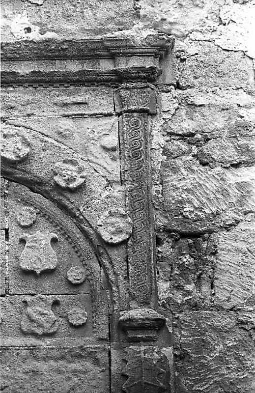 Права різьблена пілястра