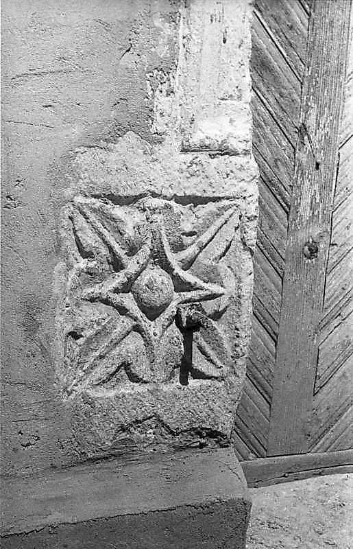 Різьблений опорний камінь