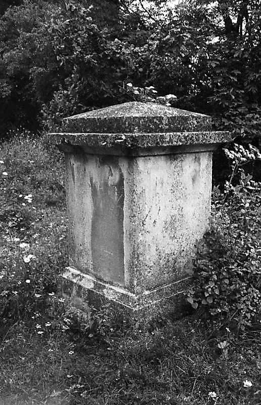 1988 р. Постамент біля костелу