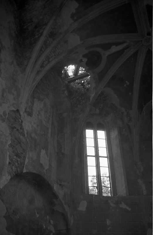 1988 р. Склепіння і вікно вівтаря