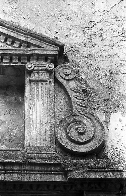 Волюта фронтону