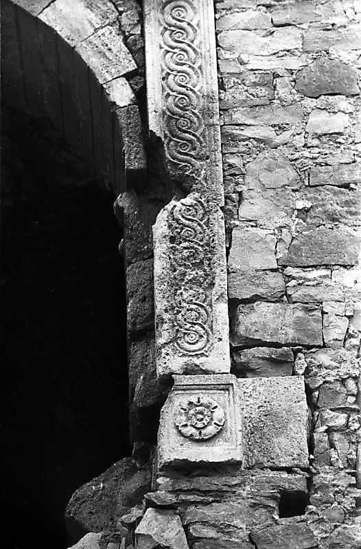 Опорний камінь з розеткою та…