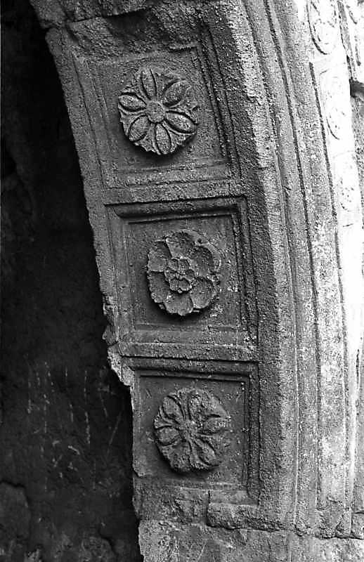 Різьблені розетки арки