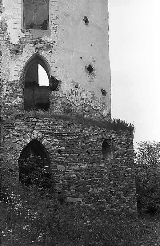 Цоколь і 1-й ярус