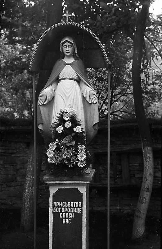 1988 р. Фігура богородиці милосердної…