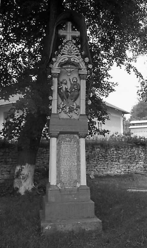 1988 р. Пам’ятник з рельєфом…