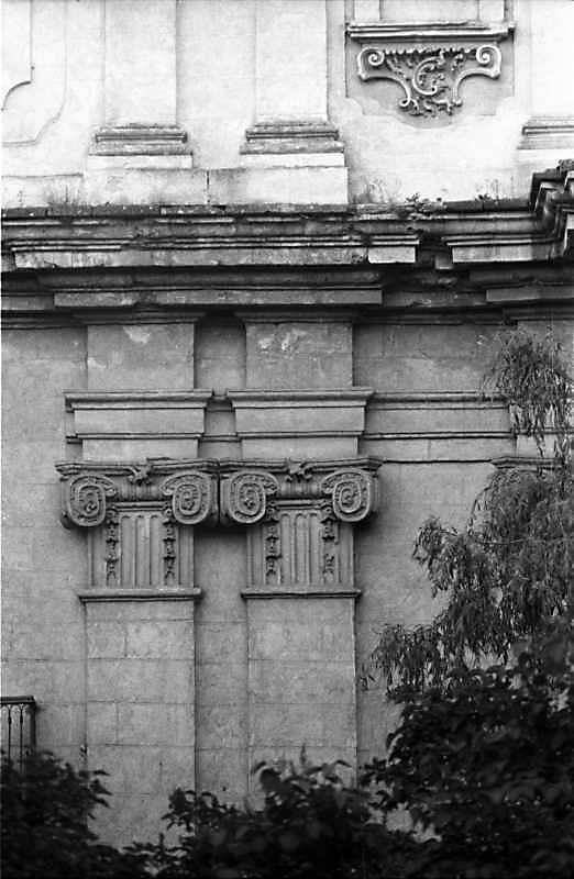 Пілястри 1-го ярусу