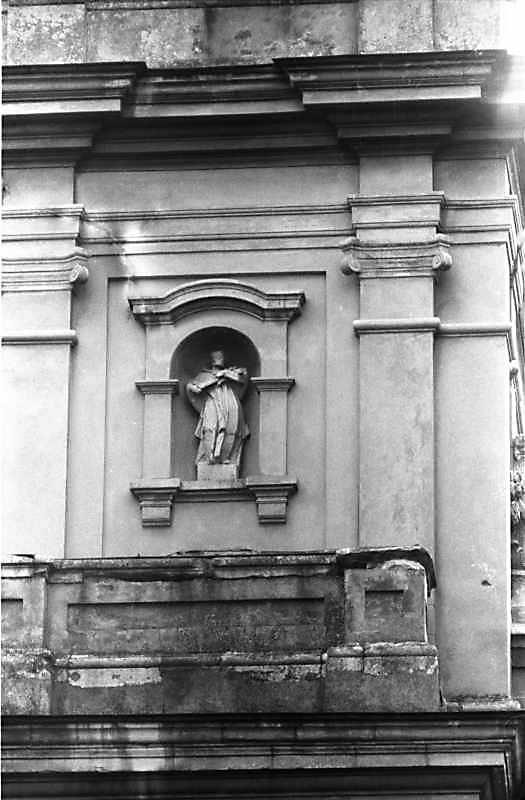 Права ніша зі скульптурою