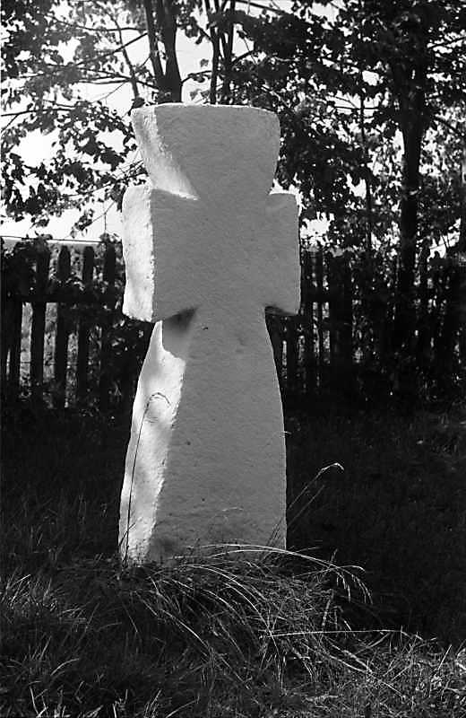 1988 р. Хрест біля церкви