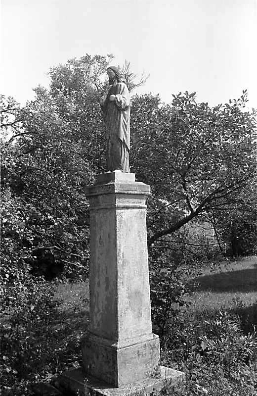 1988 р. Скульптура біля церкви.