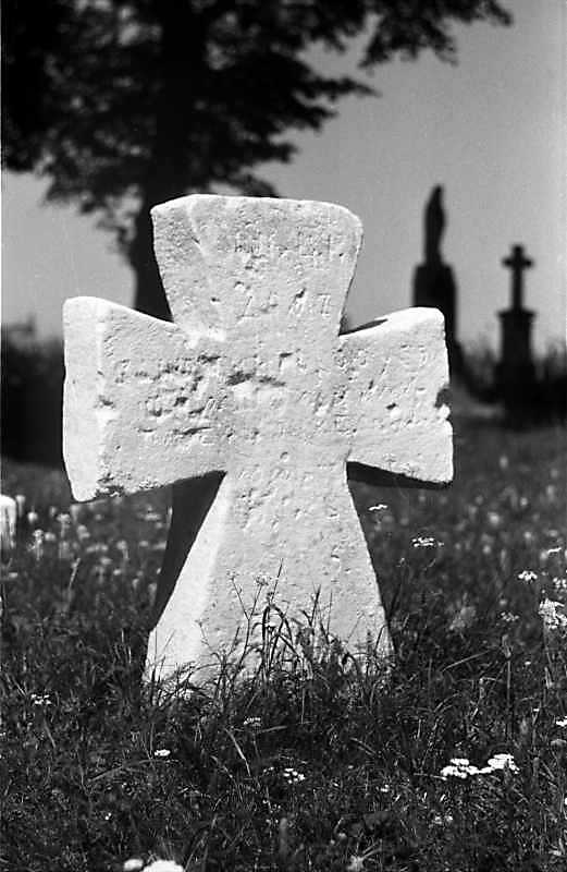 1988 р. Хрест на цвинтарі