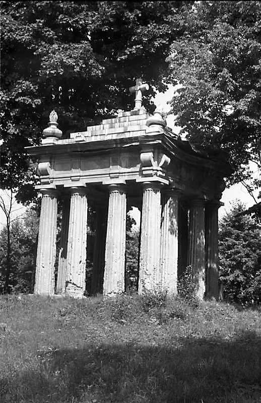 1988 р. Гробівець на цвинтарі в…