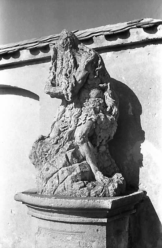 1988 р. Скульптура біля костелу
