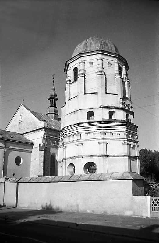 1988 р. Костел і башта. Вигляд з…